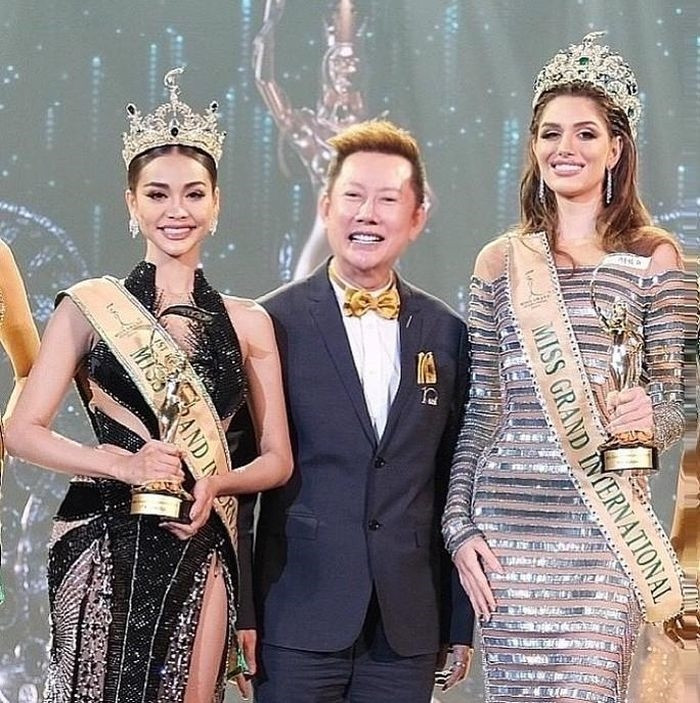 Ông Nawat Itsaragrisil, Chủ tịch cuộc thi Miss Grand International 2022, bên đương kim hoa hậu cuộc thi (phải)