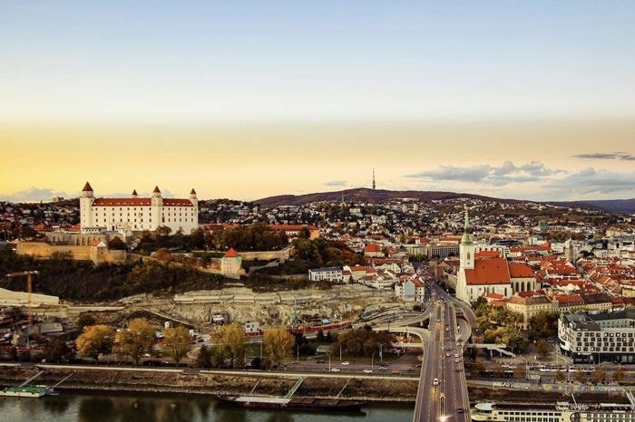 Nằm trải dài bên dòng sông Danube, thủ đô Bratislava của Slovakia mang vẻ đẹp yên bình, thơ mộng, còn lưu giữ nhiều công trình kiến trúc lâu đời vô cùng đẹp mắt. Từ điểm ngắm cảnh trên cây cầu Most SNP (UFO) - cây cầu đường bộ bắc qua sông Danube, cầu dây văng một trụ dài nhất thế giới, du khách có thể chiêm ngưỡng phía tây thành phố, nơi có tòa lâu đài Bratislava uy nghi với 4 ngọn tháp sừng sững qua năm tháng