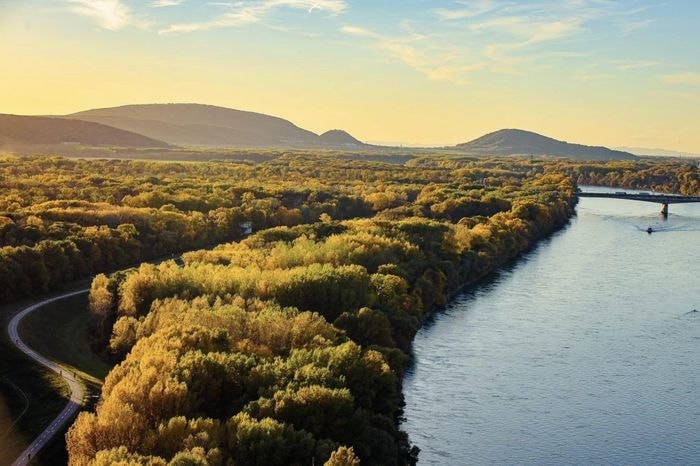 Slovakia có vị trí địa lý nằm ở trung tâm của Châu Âu, tiếp giáp với Cộng Hòa Séc ở phía Tây, Hungary ở phía Nam và Áo ở phía Tây Nam. Thủ đô Bratislava là thành phố nhỏ với khoảng nửa triệu người sinh sống, thường xuyên lọt top những nơi đáng sống và làm việc nhất châu Âu. Năm 2017, Bratislava còn xếp thứ 3 trong bảng xếp hạng khu vực giàu nhất EU theo GDP/đầu người. Trong ảnh là mùa thu tại khu bảo tồn thiên nhiên Pečniansky les