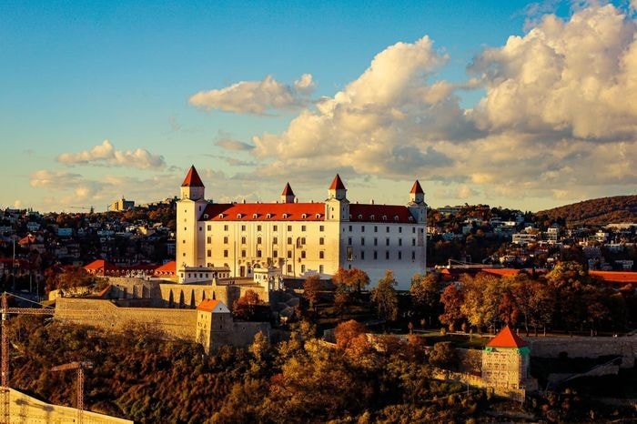 Bratislava là điểm đến được ưa chuộng trong rất nhiều tour du lịch châu Âu của các công ty lữ hành Việt Nam. Đến với thủ đô thanh bình này, du khách sẽ ghé thăm lâu đài Bratislava - nơi trị vì của các vua chúa xưa kia, nằm trên đỉnh núi đá - một phần của dãy Carpathians nhìn xuống dòng sông Danube (trong hình). Tại đây, du khách còn tham quan di tích cổng thành cổ Michael’s Tower - cổng thành duy nhất còn sót lại của thủ đô khi xưa