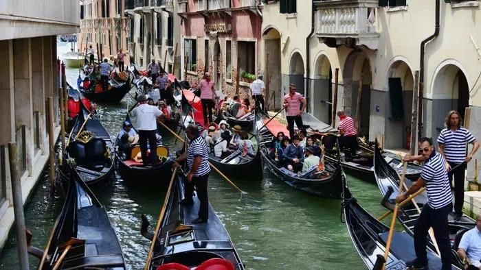  Thuyền Gondola tắc nghẽn ở Venice. Ảnh: Alamy. 