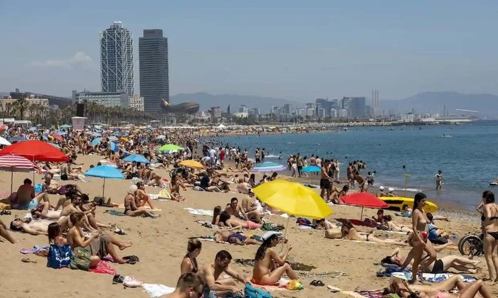  Các bãi biển ở Barcelona chật kín khách du lịch. Ảnh: Getty. 
