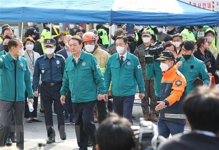Tổng thống Hàn Quốc Yoon Suk-yeol thị sát hiện trường vụ giẫm đạp tại Seoul ngày 30/10. (Ảnh: Yonhap/TTXVN)