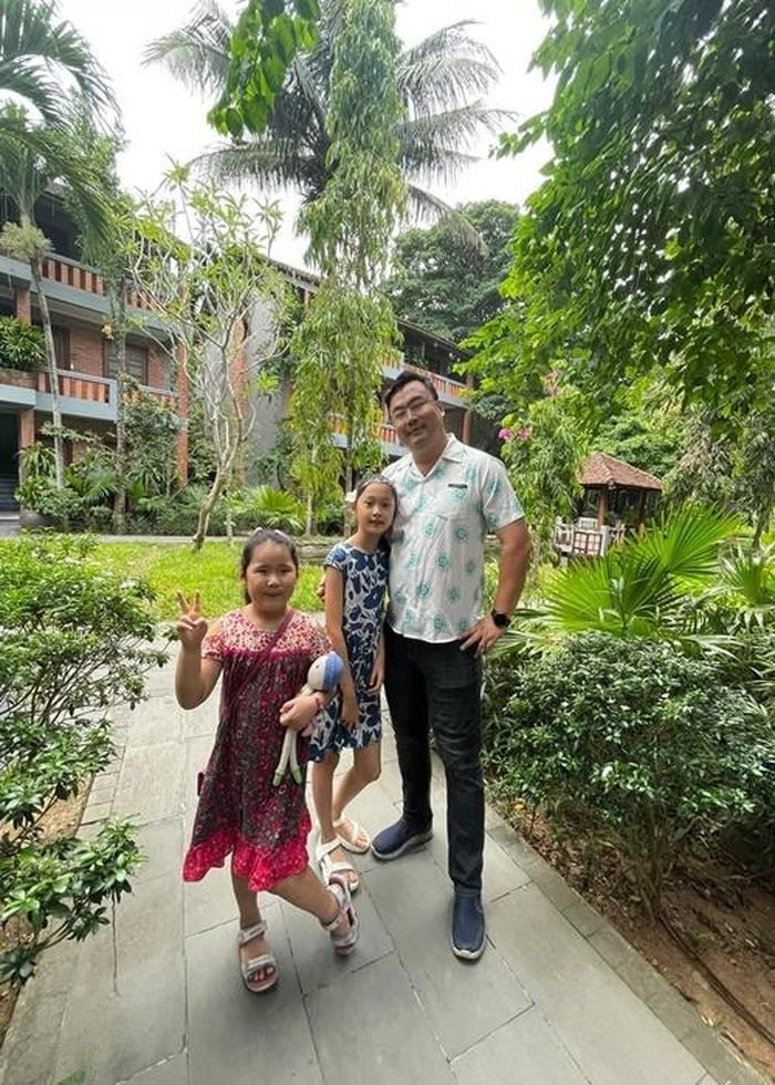 Khi rảnh rỗi, ông xã Hương Giang cùng vợ chia sẻ việc chăm sóc 2 con gái.
