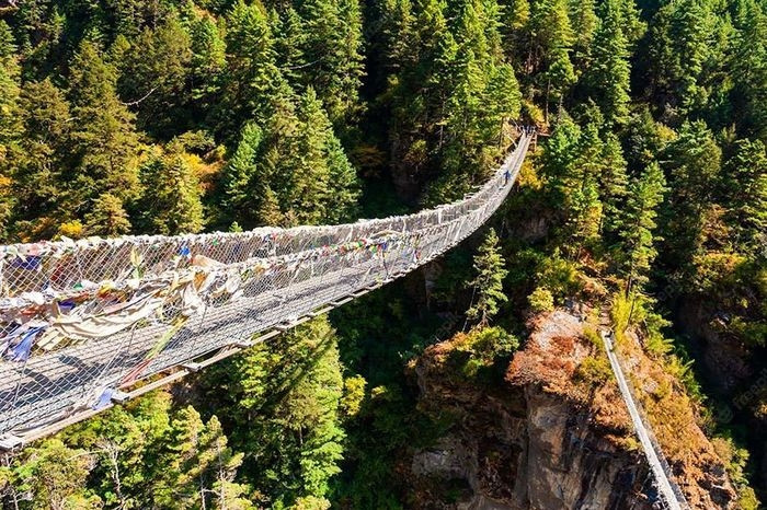 Cầu treo Hillary là điểm dừng chụp ảnh nổi tiếng dọc đường đến đỉnh Everest.