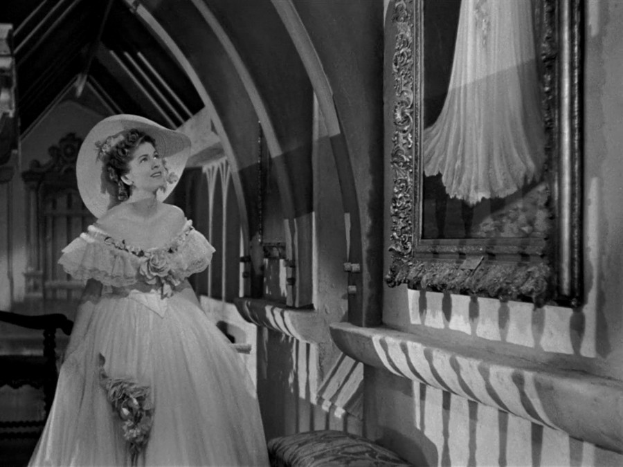 Bí mật về bộ váy Lọ Lem đẹp nhất Disney: Đính 110.000 viên pha lê, nữ chính chịu khổ trăm bề - Ảnh 2.