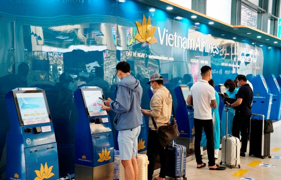 Hành khách làm thủ tục bay tại quầy check-in ở một sân bay. (Ảnh: CTV/Vietnam+)