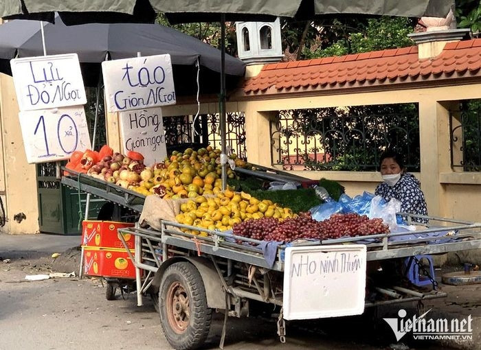 Trái cây Trung Quốc được bán với giá rất rẻ tại chợ (Ảnh: Tâm An)