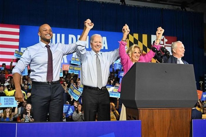 Tổng thống Joe Biden (thứ 2, trái) trong chiến dịch vận động tranh cử ở Bowie, Maryland, ngày 7/11/2022. Ảnh: AFP/TTXVN