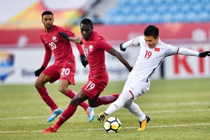 Quang Hải đối đầu với Almoez Ali ở U23 châu Á 2018.