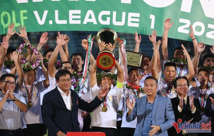 Đánh bại Hà Tĩnh 2-0, Hà Nội đăng quang V-League 2022. Đội trưởng Văn Quyết là người nhận cúp vô địch từ BTC giải