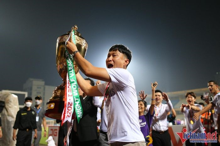 HLV Chun Jae Ho dù không thực sự được đánh giá cao nhưng vẫn giúp Hà Nội lên đỉnh V-League sớm trước 1 vòng đấu