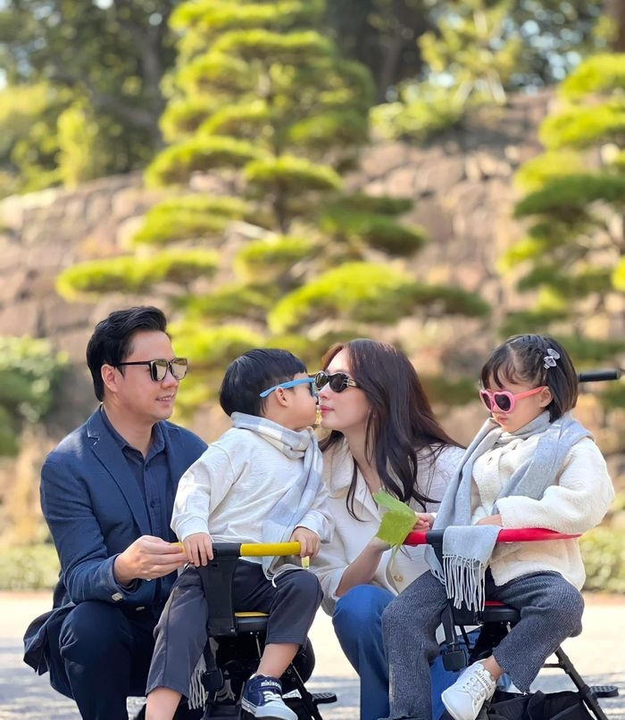 Vợ chồng Đặng Thu Thảo và 2 nhóc tỳ đã có chuyến du lịch đến Nhật Bản. Cả gia đình cùng lưu giữ nhiều khoảnh khắc vui vẻ, hạnh phúc bên nhau.