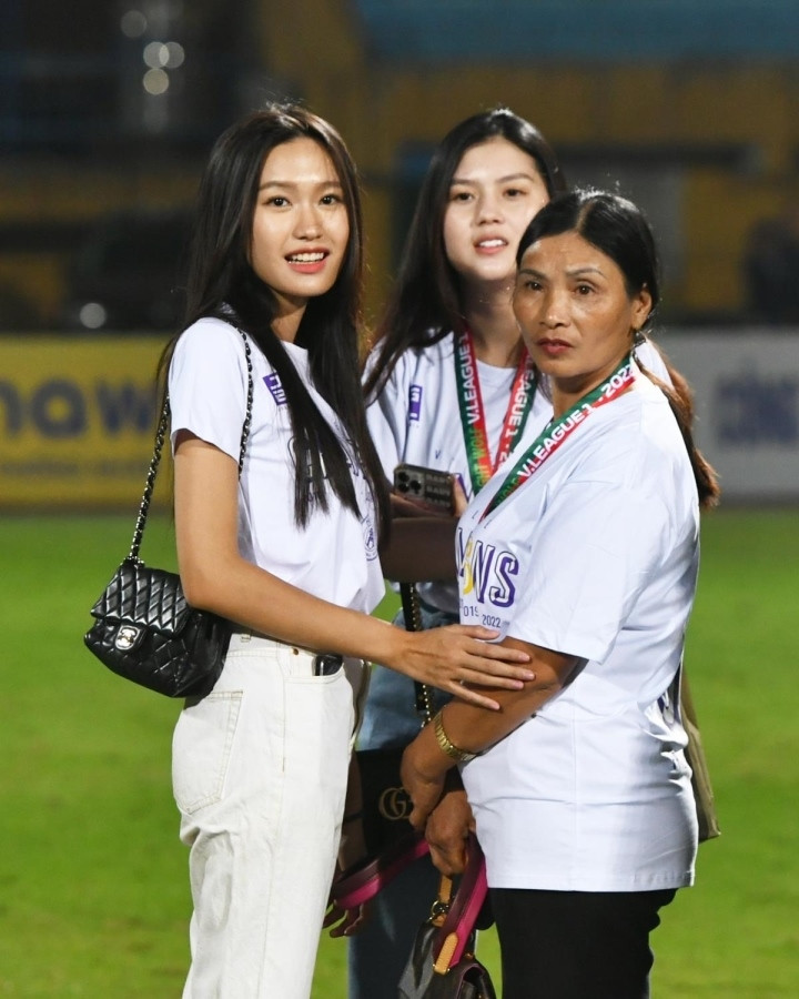 Doãn Hải My quấn quít bên mẹ của Đoàn Văn Hậu trong ngày đại thắng của Hà Nội FC - 1