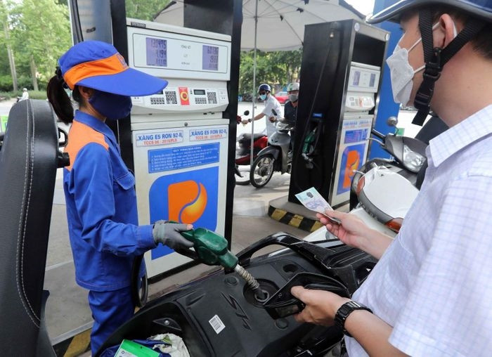 Khách mua xăng tại cửa hàng của Petrolimex. Ảnh: Trần Việt/TTXVN
