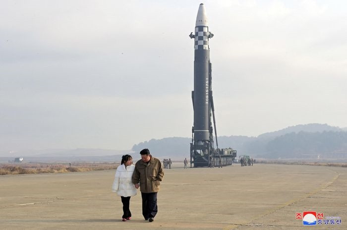  Hãng thông tấn nhà nước KCNA ngày 19/11 đưa tin Triều Tiên đã phóng tên lửa đạn đạo liên lục địa (ICBM) Hwasong-17 vào ngày 18/11. Điều ngạc nhiên lớn nhất là sự hiện diện của con gái ông Kim Jong Un - người chưa từng công khai xuất hiện trước công chúng. Cô bé mặc áo trắng và đi cùng ông Kim trong các bức ảnh tại bãi phóng ICBM, theo Reuters. 