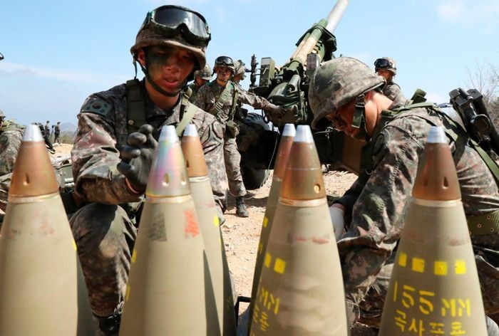 Binh sĩ Hàn Quốc bố trí đạn pháo 155mm trong một cuộc tập trận. Mỹ sẽ mua 100.000 viên đạn lựu pháo từ các nhà sản xuất Hàn Quốc để cung cấp cho Ukraine. Ảnh: AP