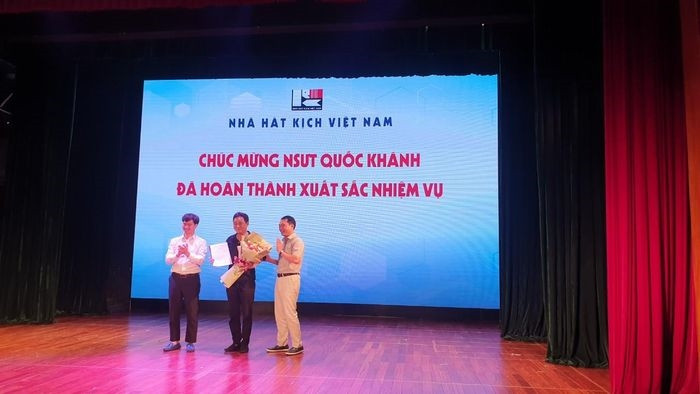 Ban Giám đốc Nhà hát Kịch Việt Nam trao quyết định nghỉ hưu cho NSƯT Quốc Khánh. 