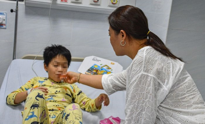  Vẫn còn 137 ca ngộ độc vẫn đang điều trị tại các bệnh viện ở Nha Trang. Ảnh: Xuân Hoát. 