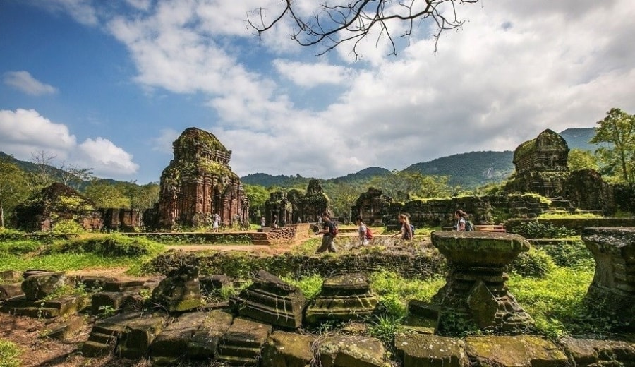 Developing Vietnamese culture imbued with national identity hinh anh 7