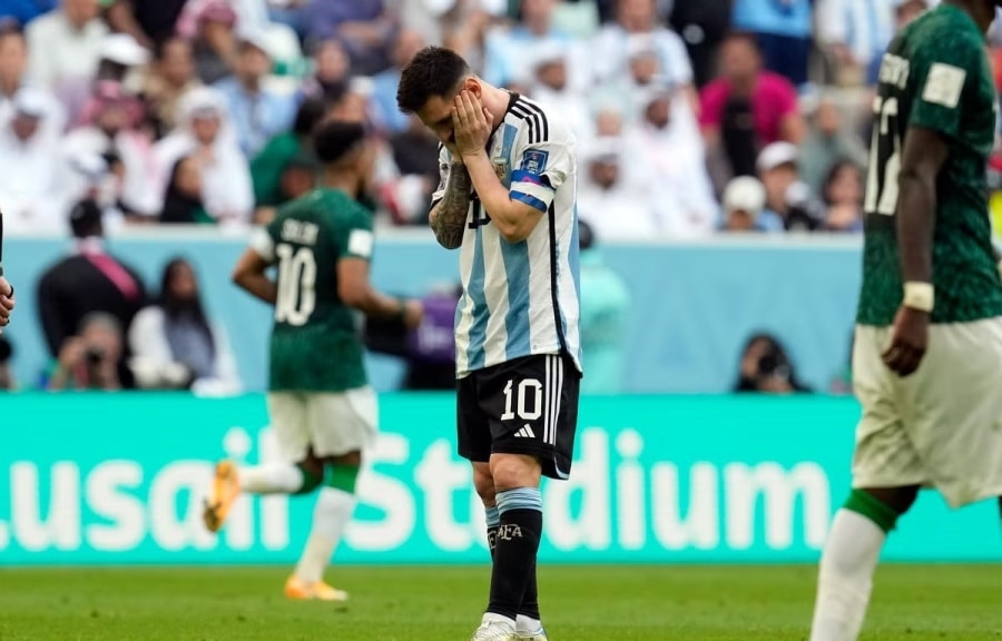 Messi và Argentina không còn đường lùi sau thất bại sốc trước Saudi Arabia. (Nguồn: Getty Images)