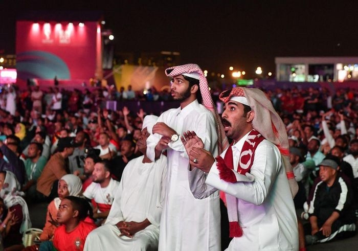  CĐV Qatar không hài lòng về màn trình diễn của đội nhà. Ảnh: Reuters. 