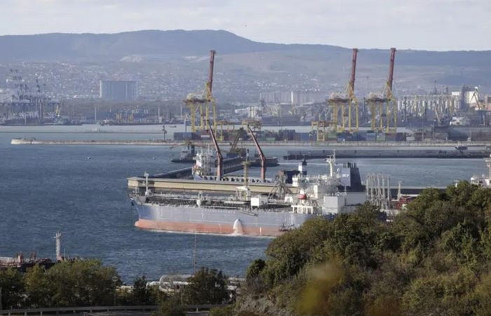Một tàu chở dầu neo đầu ở Sheskharis, vùng Novorossiysk, Nga ngày 11/10/2022. Ảnh: AP
