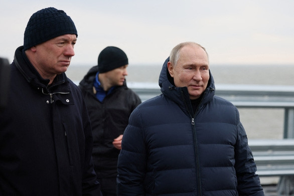 Tổng thống Putin đi bộ trên cầu Crimea sửa chữa gần xong - Ảnh 1.