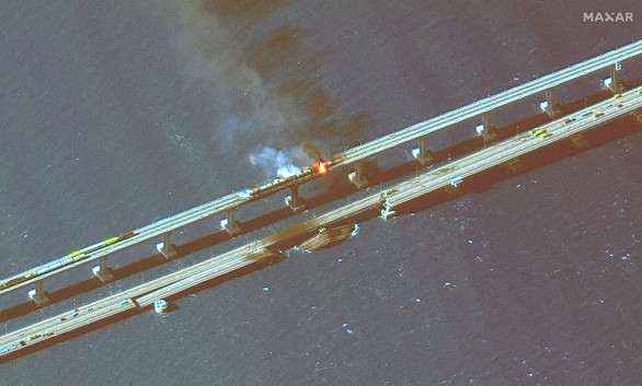 Tổng thống Putin đi bộ trên cầu Crimea sửa chữa gần xong - Ảnh 3.