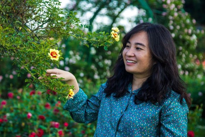 Gắn bó với nghề nhân giống cây đã hơn 8 năm, chị Ngô Thủy (Mê Linh, Hà Nội) luôn mong muốn có một vườn hồng của riêng mình. Sau hơn 4 tháng quy hoạch và thực hiện, chị đã hoàn thành ước mơ sở hữu vườn hồng rộng 6.000 m2. 