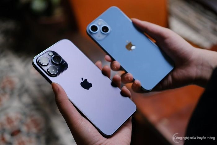 iPhone 14 Pro Max (trái) và iPhone 14.