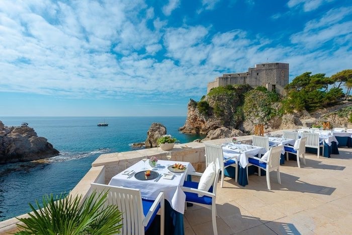  Croatia có 84 nhà hàng trong sách hướng dẫn Michelin. Trong số đó có 10 nhà hàng được gắn sao Michelin. Không khó để thực khách tìm được một địa điểm phù hợp và thưởng thức những món ăn địa phương hấp dẫn. Ảnh: Nautika Restaurant. 