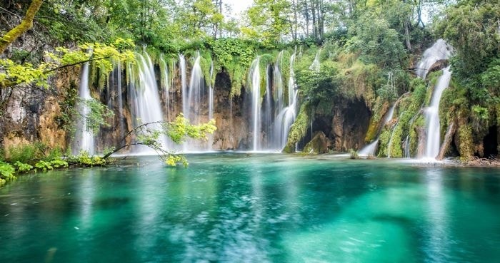  Croatia có 8 công viên quốc gia và 12 công viên tự nhiên. Đây không chỉ là điểm đến dành cho du lịch biển mà còn phù hợp với những ai thích khám phá thiên nhiên. Đất nước này cũng là quê hương của một số loài chim quý hiếm nhất trên thế giới. Bên cạnh đó, nhiều loài chim biển và chim di cư thường dừng lại ở Croatia. Ảnh: Earth Trekkers. 