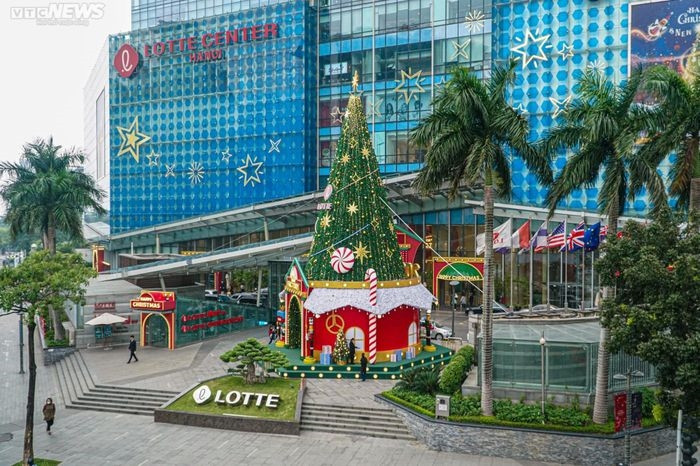 Để chuẩn bị cho lễ Giáng sinh (Noel), nhiều trung tâm thương mại, khách sạn trên địa bàn Hà Nội đã trang hoàng những cây thông Noel khổng lồ, rực rỡ sắc màu.