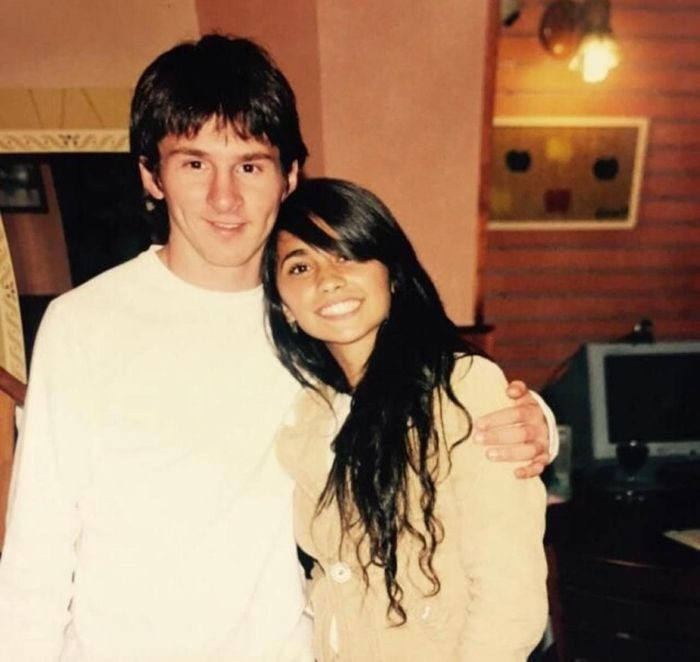  Messi lần đầu gặp vợ từ năm 5 tuổi thông qua anh họ của Antonella, Lucas Scaglia. Chàng tiền đạo PSG sớm dành tình cảm cho cô bạn gái nhưng cả hai vẫn dừng ở tình bạn. Theo cha của Scagilia, Messi “không thể rời mắt khỏi cô bé dù chỉ một giây”. 