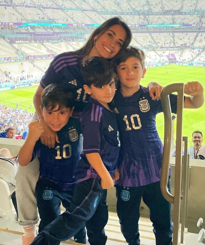  Antonella và ba nhóc tì cũng sớm đến Qatar để cổ vũ cho Messi. Mong rằng với sự xuất hiện của gia đình làm hậu phương, số 10 của Argentina có thể đưa ĐT đến với chức vô địch. 