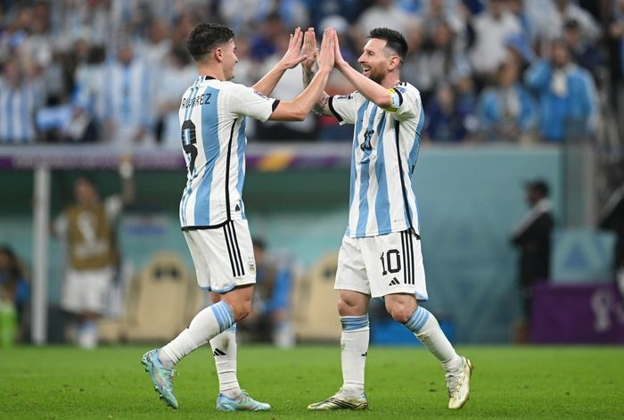  Lionel Messi (phải) ăn mừng sau khi kiến tạo cho Julian Alvarez nâng tỷ số lên 3-0 cho Argentina trước Croatia. Ảnh: Olympics. 