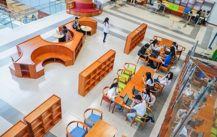 Đặt tại Đại học Kinh tế Quốc dân, Thư viện Phạm Văn Đồng được thiết kế bốn tầng với tổng diện tích sử dụng hơn 10.000 m2. Nguồn tài liệu của thư viện được số hóa và chia sẻ cho 45 trường đại học thuộc khối ngành kinh tế, quản trị kinh doanh, quản lý.