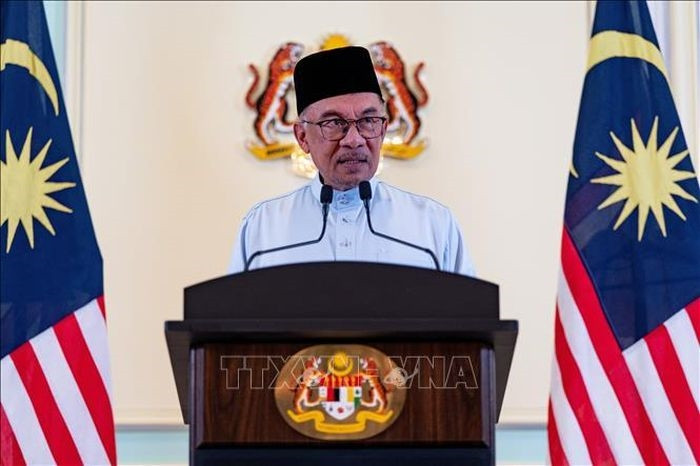 Thủ tướng Malaysia Anwar Ibrahim phát biểu tại cuộc họp báo ở Putrajaya, Malaysia. Ảnh: THX/TTXVN