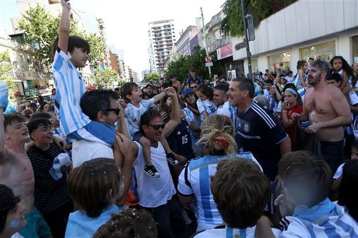 Argentina, vốn đang rơi vào suy thoái kinh tế, có chút hy vọng mới sau khi đội tuyển bóng đá quốc gia nước này vô địch World Cup 2022. Ảnh: Hoài Nam-P/v TTXVN tại Argentina
