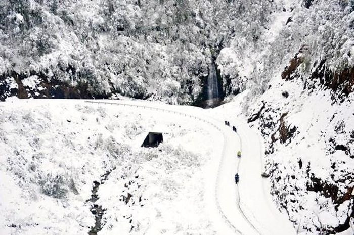 Con đường lên Sa Pa ngập trắng trong băng. (Nguồn: Vietnam+)