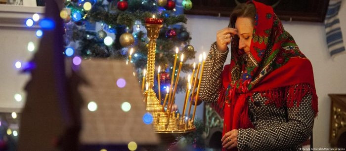 Tại thủ đô Kiev, các cư dân tập trung tại Nhà thờ Cơ đốc giáo Ukraine để đón Giáng sinh. Ảnh: AFP