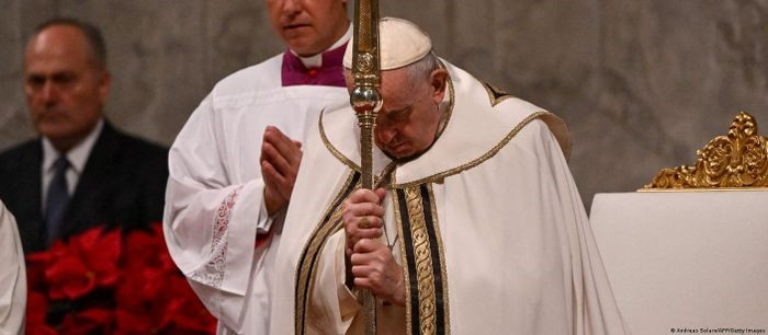 Tối 24/12, tại Vương cung Thánh đường Thánh Peter ở Vatican, Giáo hoàng Francis đã chủ trì một buổi lễ cầu nguyện có sự tham gia của khoảng 7.000 người. Ông đã mạnh mẽ lên tiếng phản đối chiến tranh và tình trạng khan hiếm năng lượng hiện nay. Ảnh: AFP