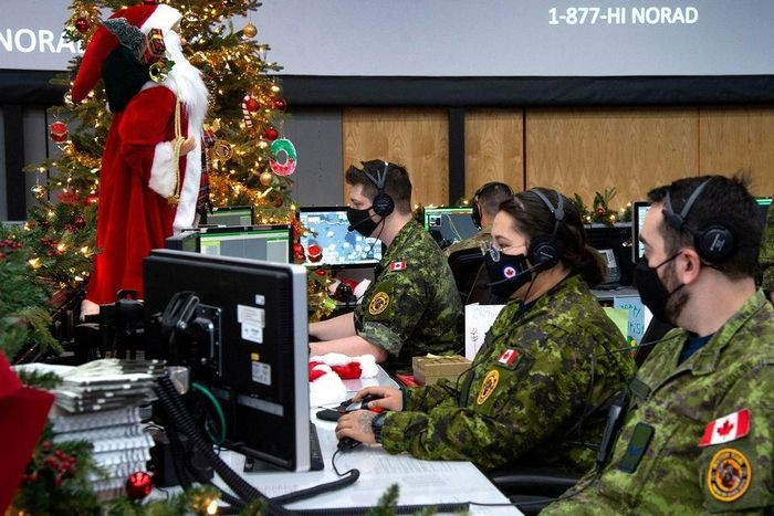 Lữ đoàn Không quân số 22 của Không quân Canada làm nhiệm vụ theo dõi đoàn xe tuần lộc của ông già Noel. Ảnh: Reuters