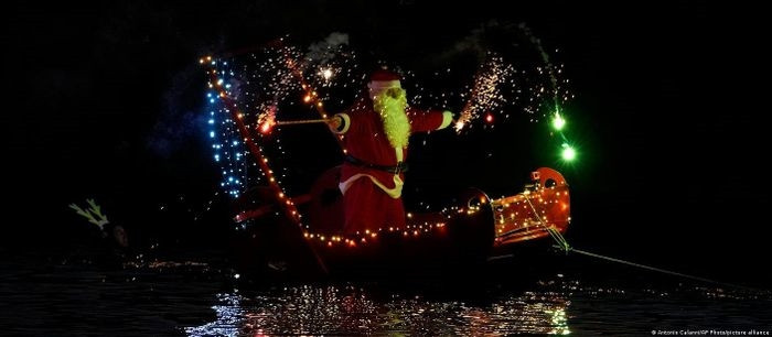 Lễ hội múa lửa trên thuyền dịp Giáng sinh tại thị trấn Imperia, Italy. Ảnh: AFP