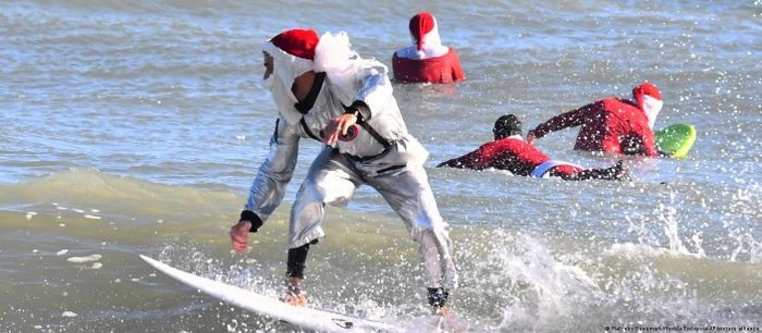 Cuộc thi lướt ván bất chấp thời tiết lạnh bất thường tại bang miền Nam California, Mỹ. Ảnh: AFP