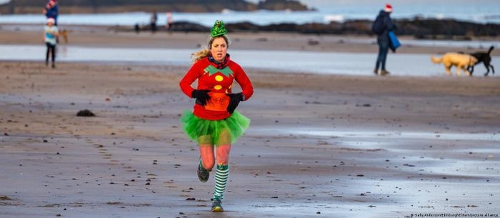 Cuộc thi chạy dọc bờ biển ở North Berwich, Scotland, vào ngày Giáng sinh. Ảnh: AFP