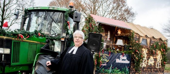 Một linh mục ở thị trấn Sturh, Đức, mở tòa giải tội cho người dân an tâm đón Giáng sinh trên xe kéo di động. Ảnh: AFP