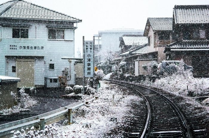 Hàng năm, cứ đến tháng 12, đường phố Nhật Bản lại nhuốm màu trắng xóa của tuyết. Đây cũng là dịp các lễ hội văn hóa mùa đông đặc sắc diễn ra. Vẻ đẹp bừng sáng trong ngày đông cùng các hoạt động du lịch, văn hóa, nghệ thuật nhộn nhịp khiến xứ Phù Tang còn được mệnh danh là “đất nước không ngủ đông”.