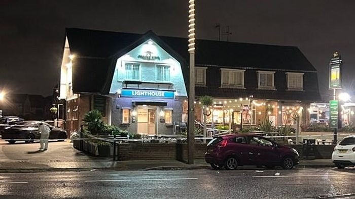 Cảnh sát điều tra hiện trường vụ xả súng tại quán rượu Lighthouse gần thành phố Liverpool, Anh. (Nguồn: Sky News)